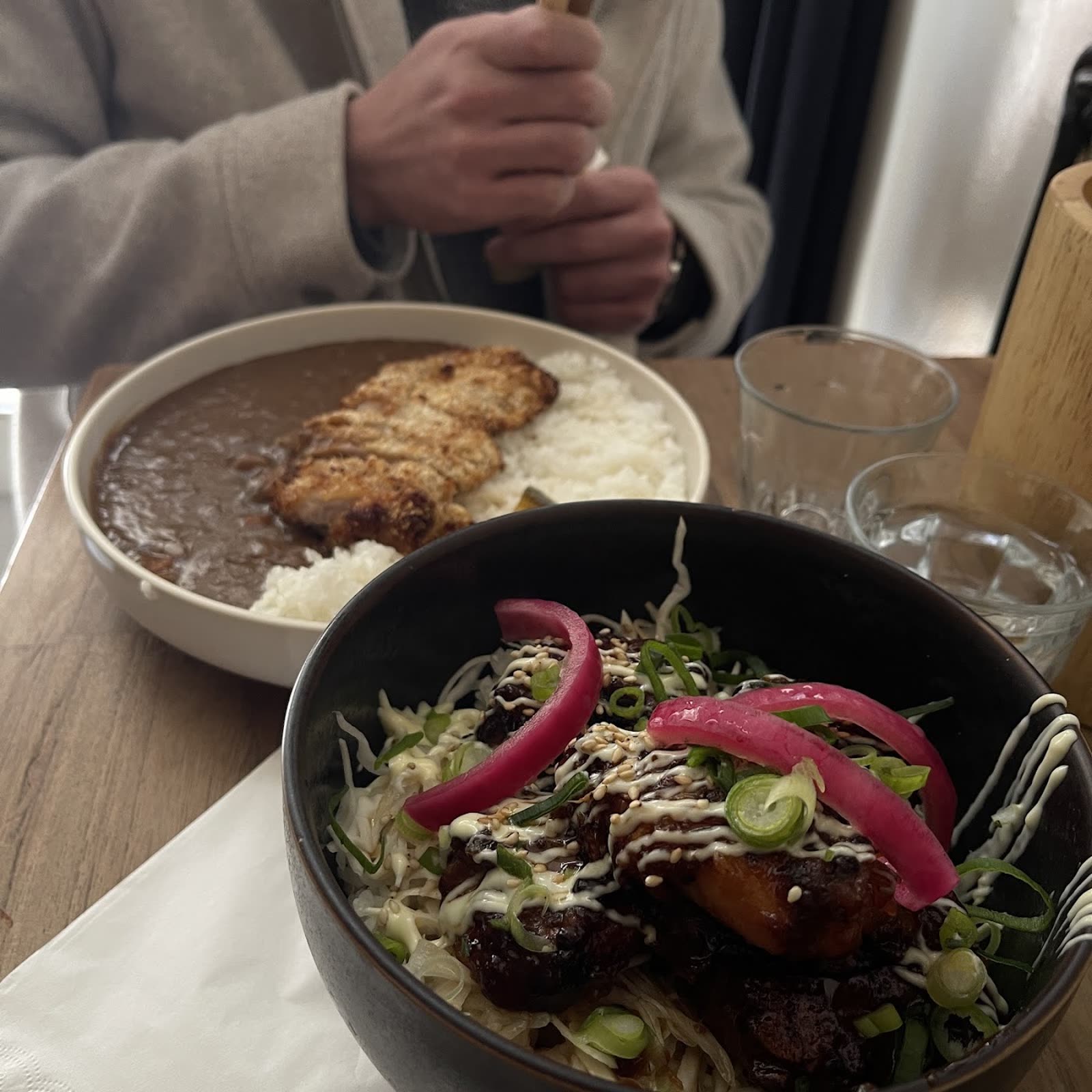 Le comptoir KUMA et la file devant le restaurant