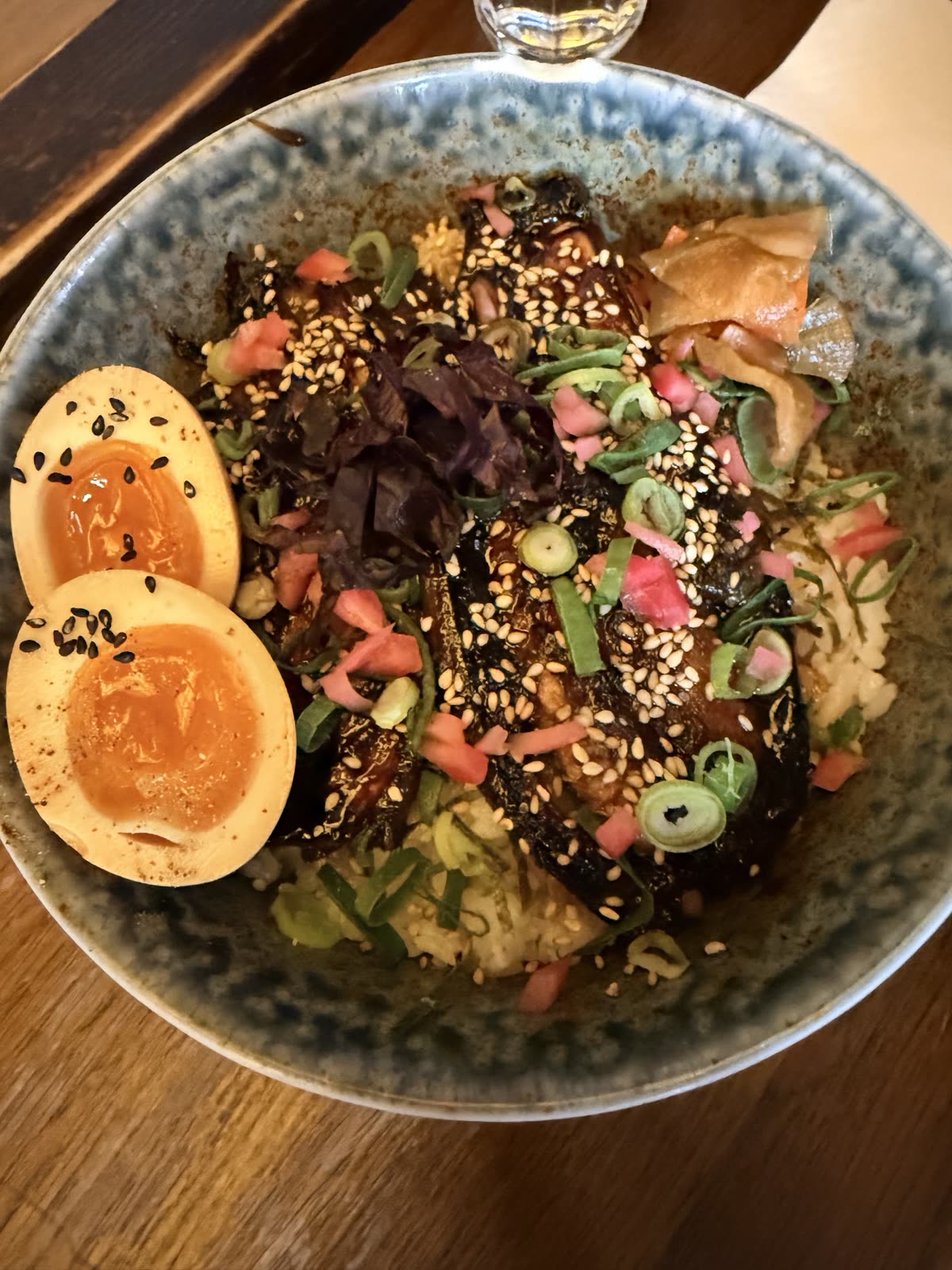 Bol de curry japonais garni servi chez KUMA