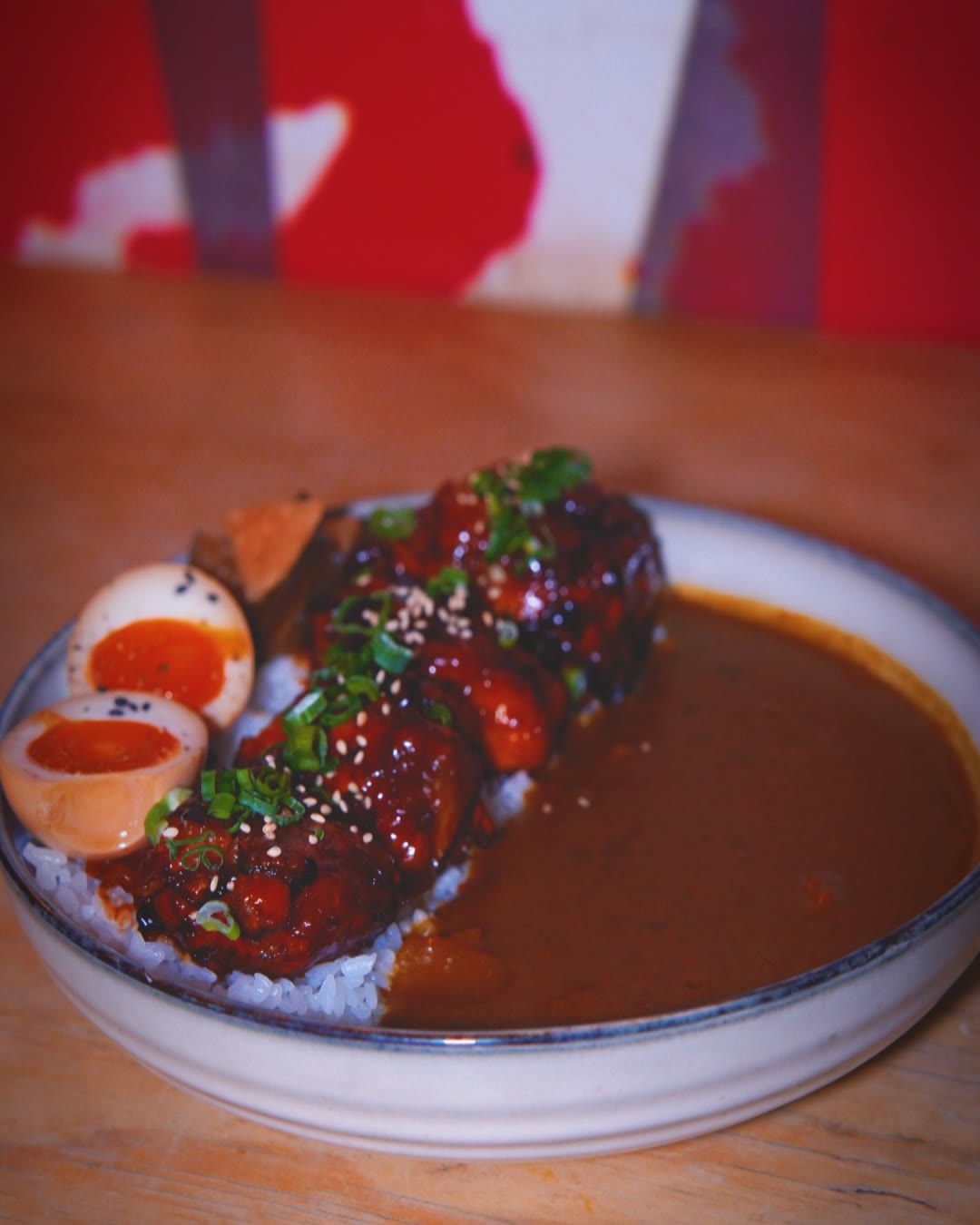 Donburi au curry japonais accompagné d’œufs marinés coupés en deux