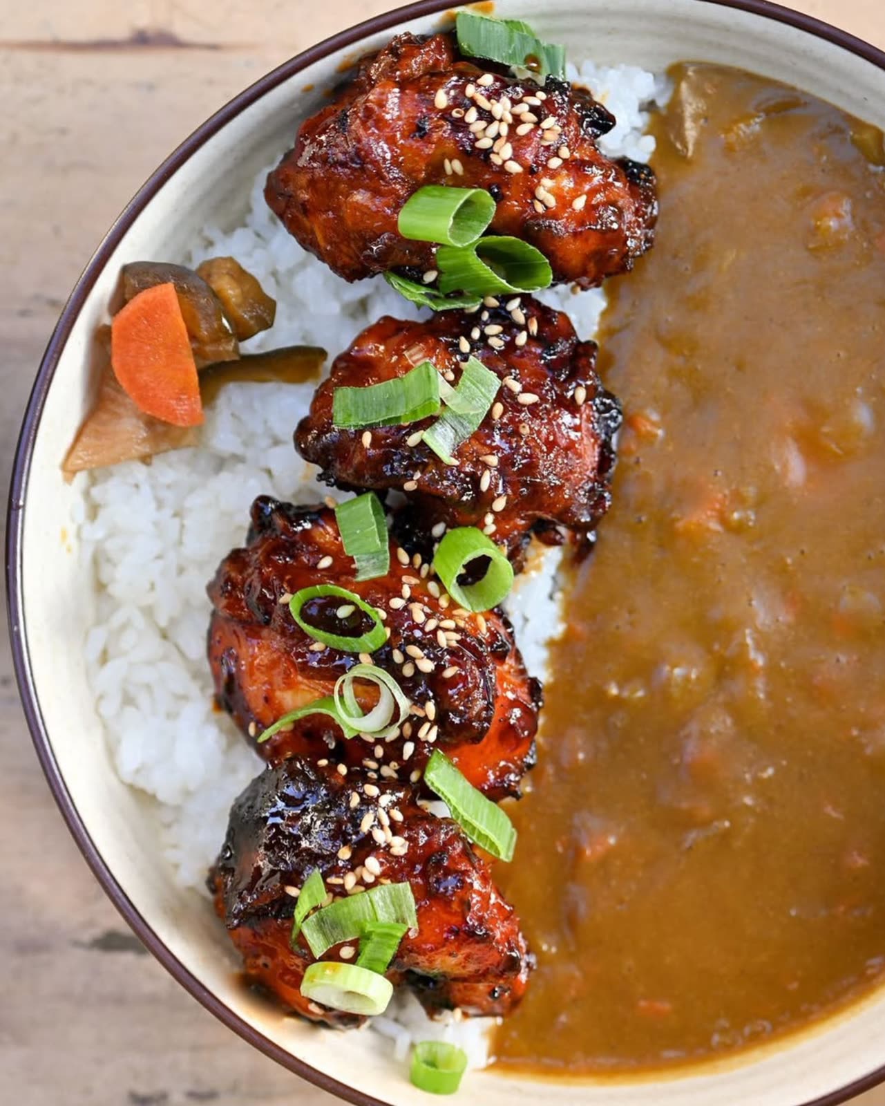 Donburi de poulet karaage, riz et oignons verts