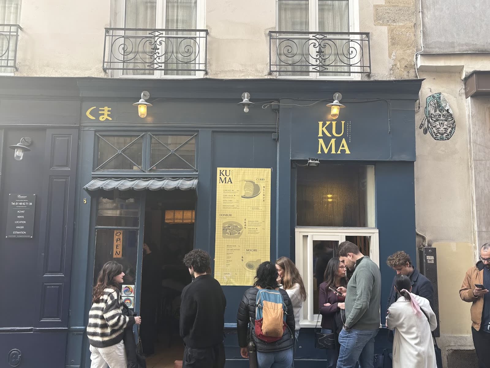 Façade bleu nuit de KUMA dans le Marais
