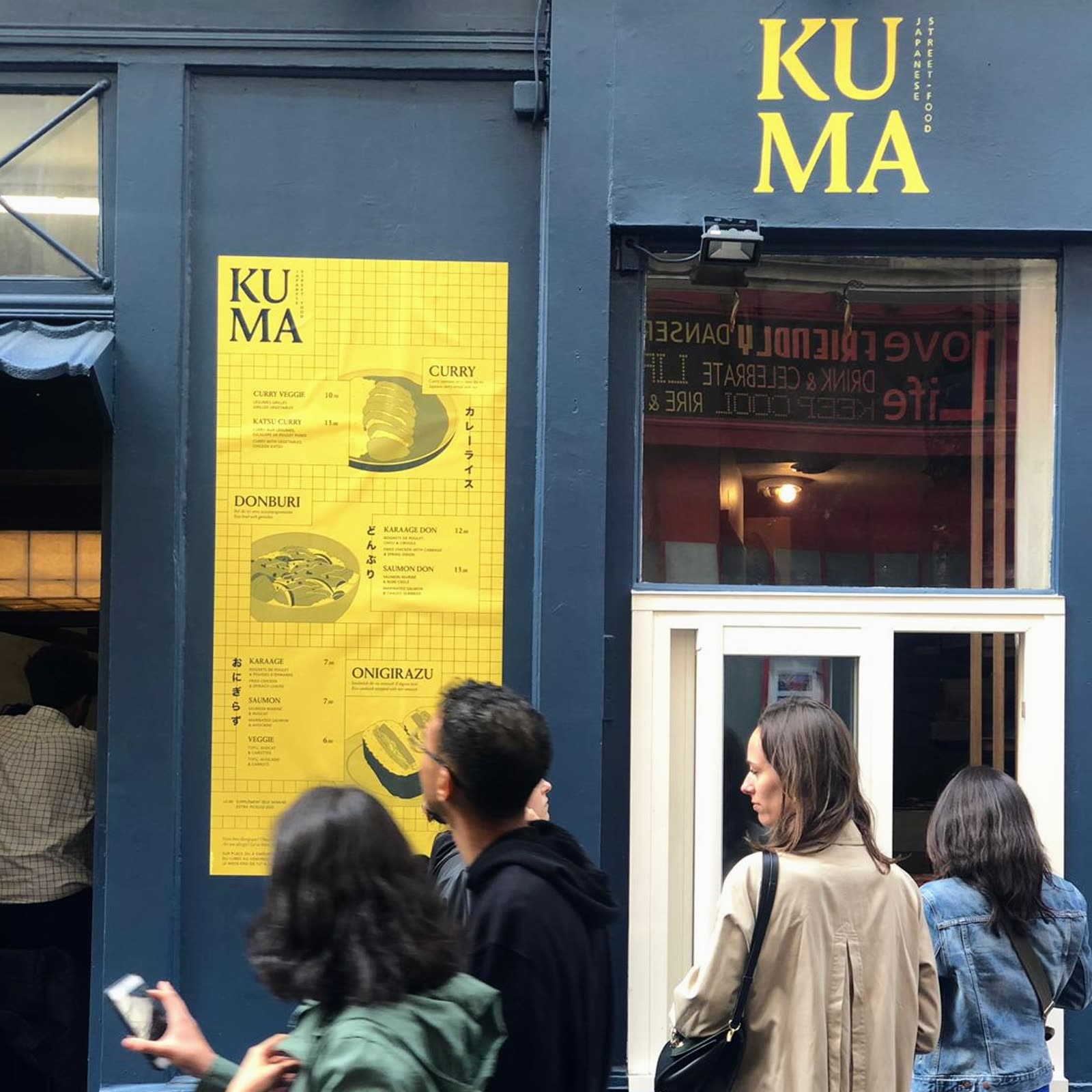 L’enseigne KUMA et son menu jaune, rue des Écouffes à Paris