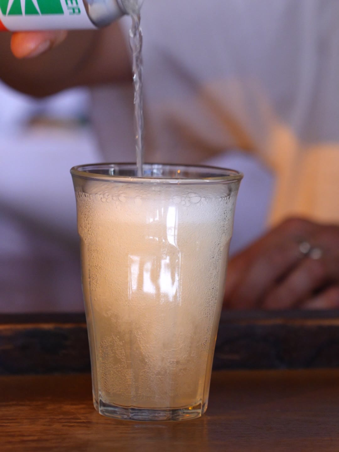 Ginger beer pétillant versé dans un verre chez KUMA