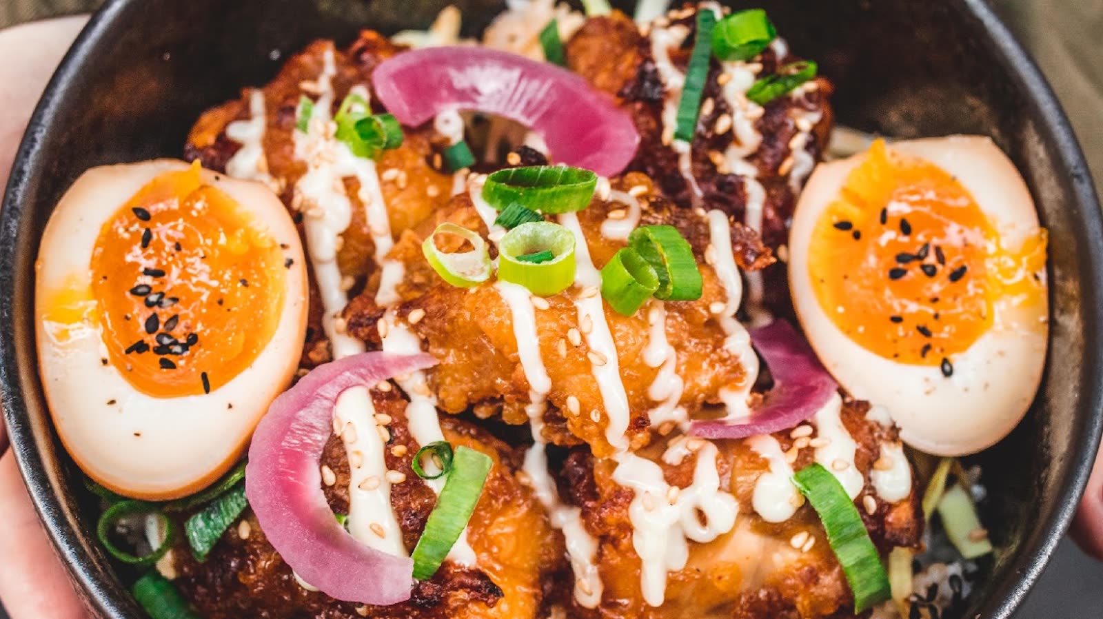 Bol coloré de poulet karaage, riz et œufs au KUMA - Marais