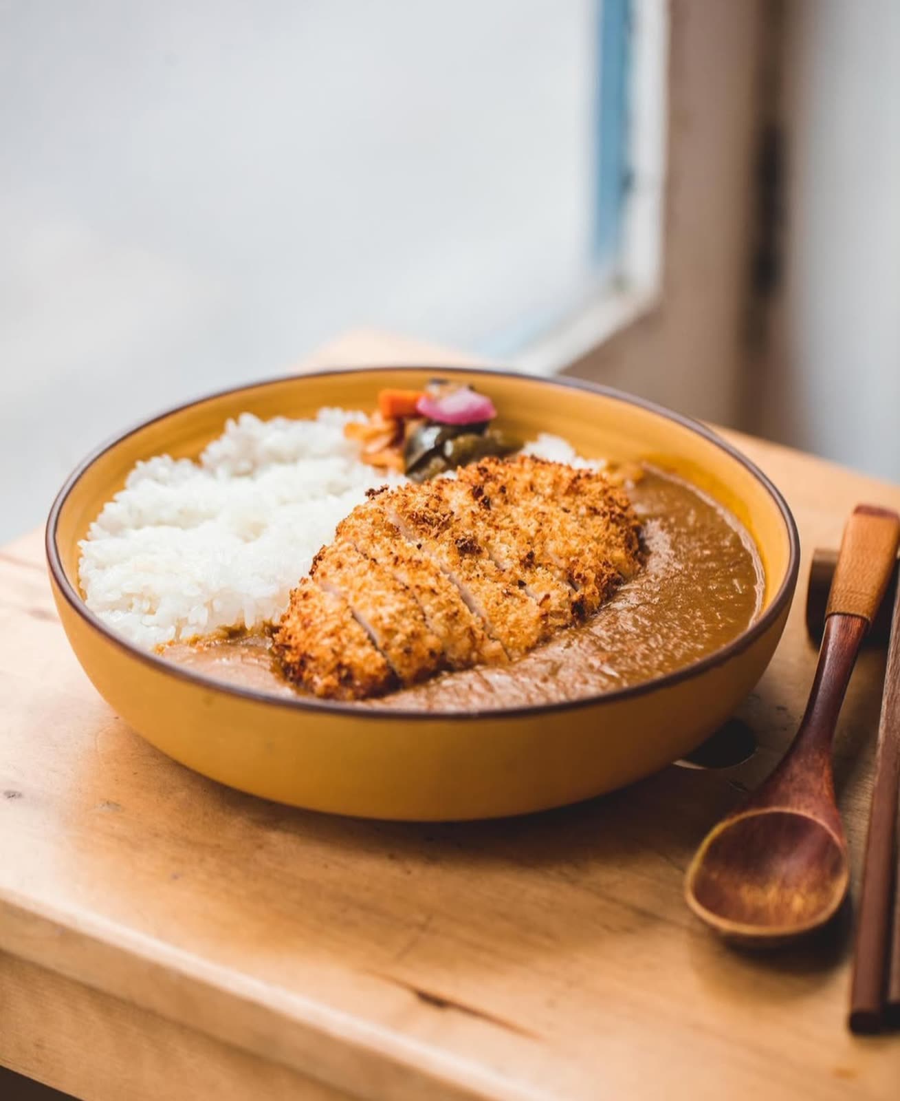 Curry japonais servi avec riz et katsu doré