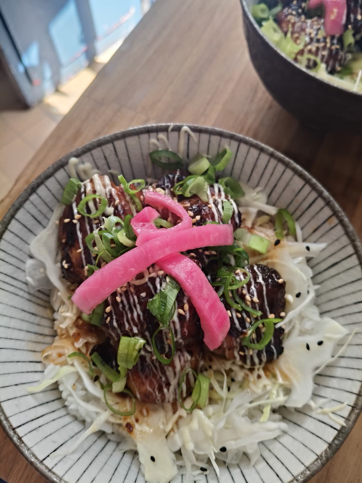 Bol de donburi aux légumes et garnitures fraîches