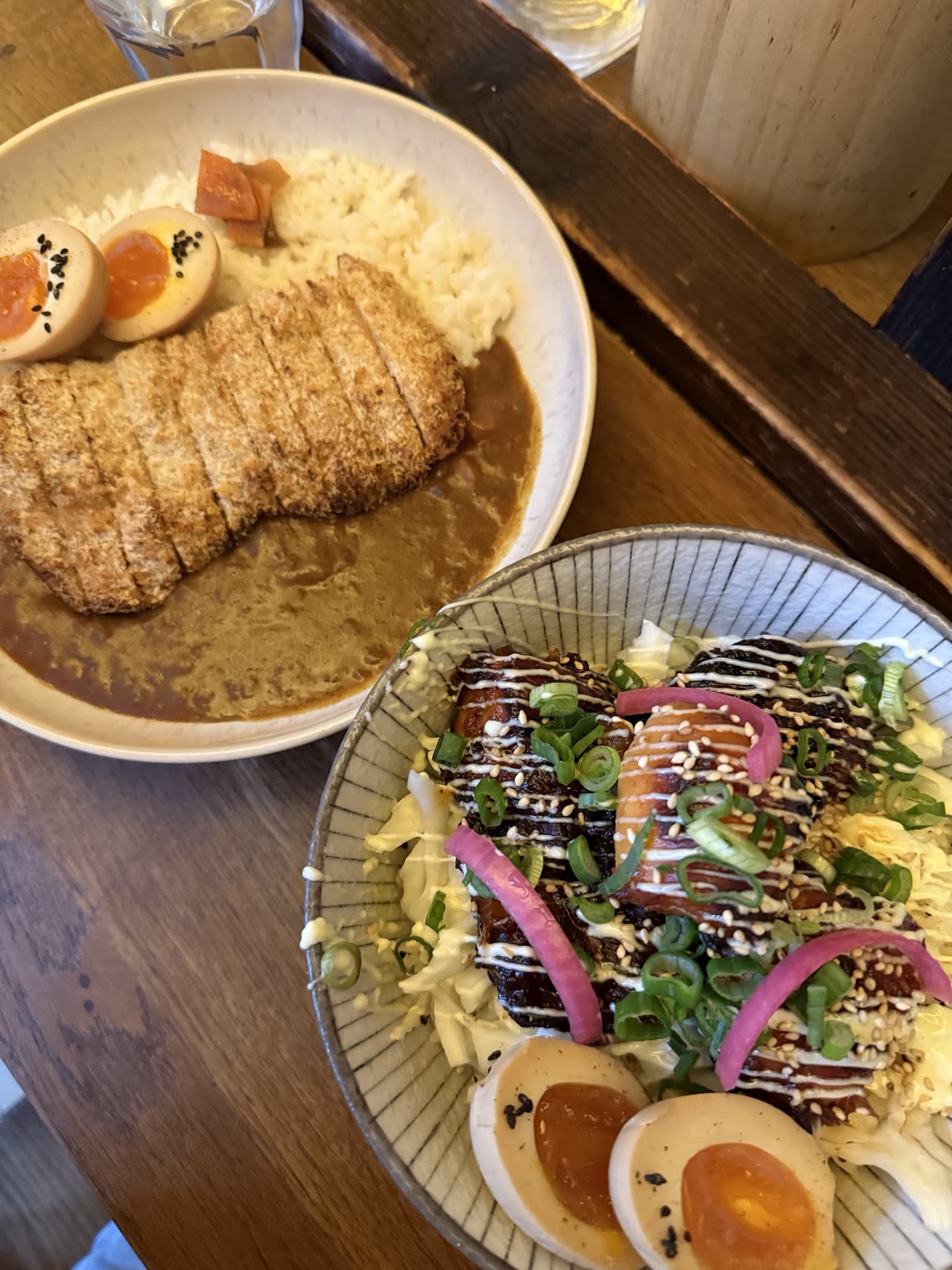 Plusieurs bols japonais servis à table